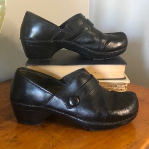 Dansko Solstice Size 37 Black Leather Button Strap